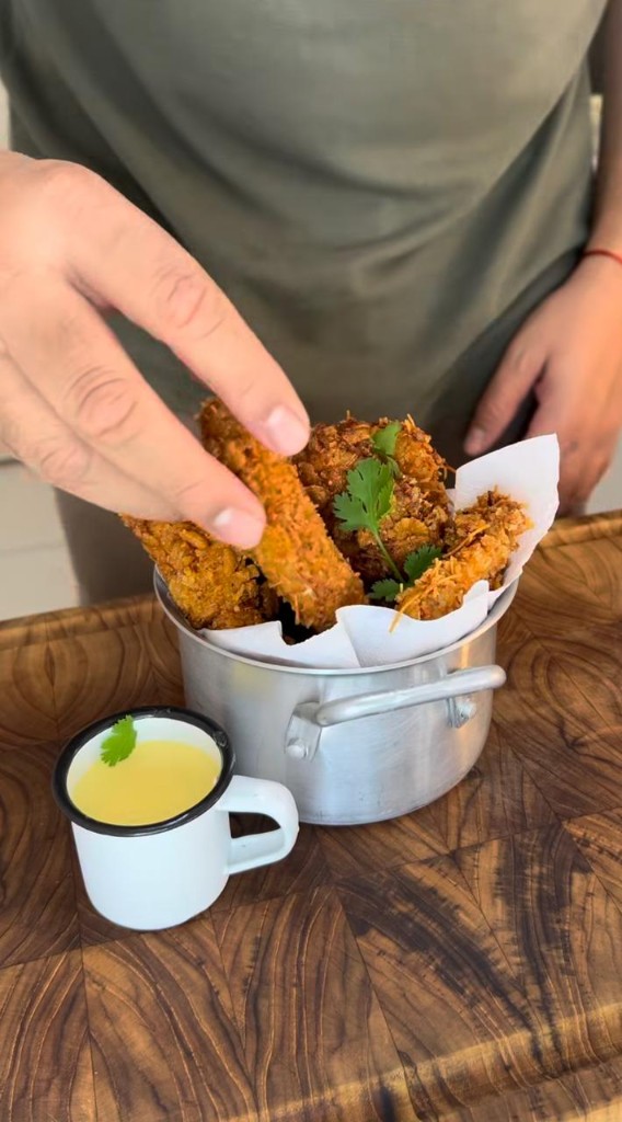 Bolinhos de costela com abóbora empanados, servidos com molho