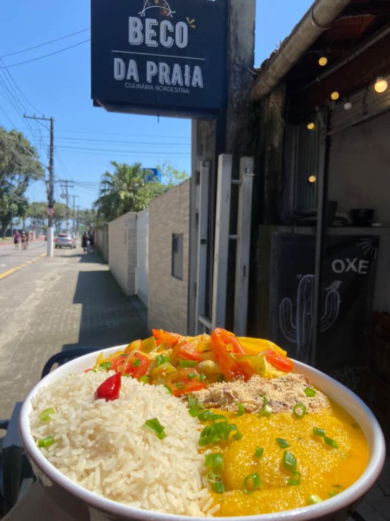 Moqueca Cearense com arroz, pirão e farofa em frente ao Beco da Praia